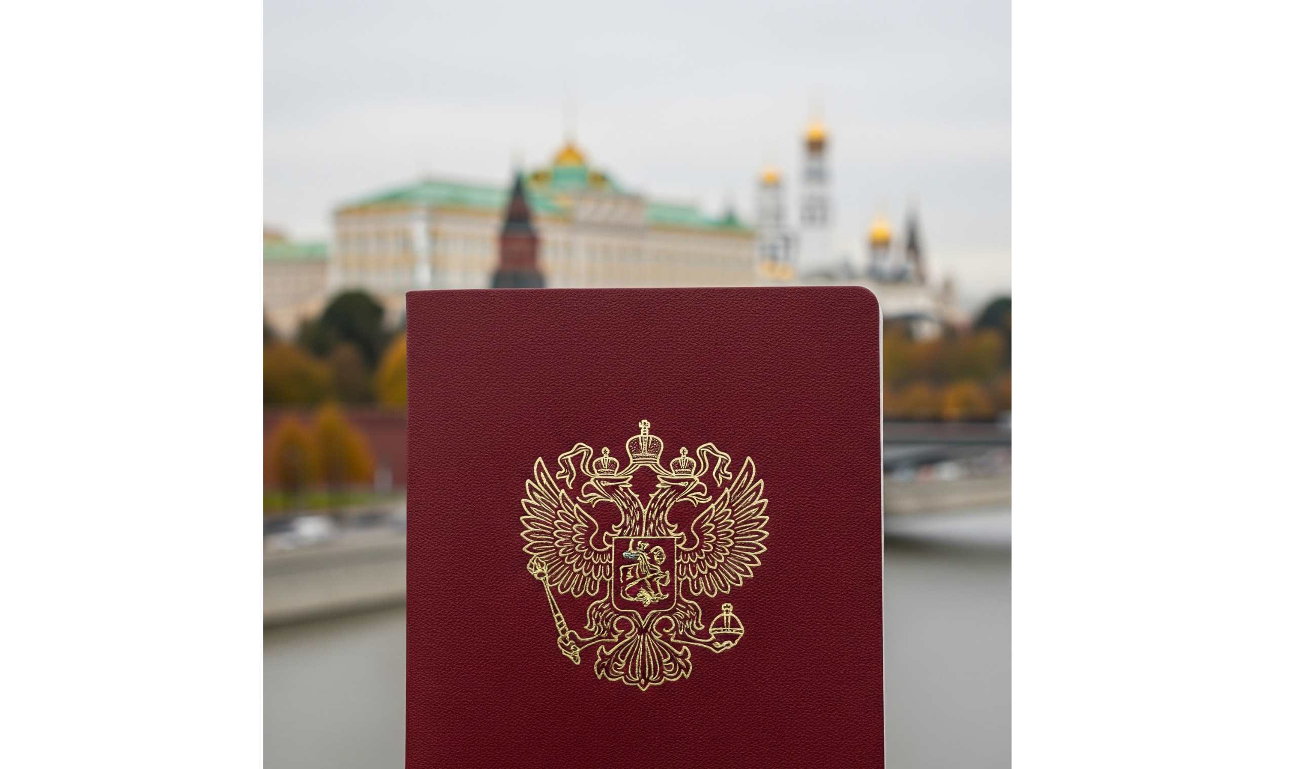 Что обязан сделать иностранец после получения российского паспорта